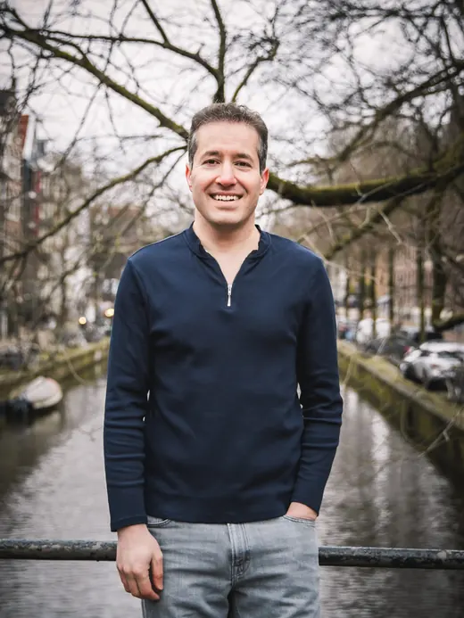 Farshad Bashir, lachend bij een gracht
