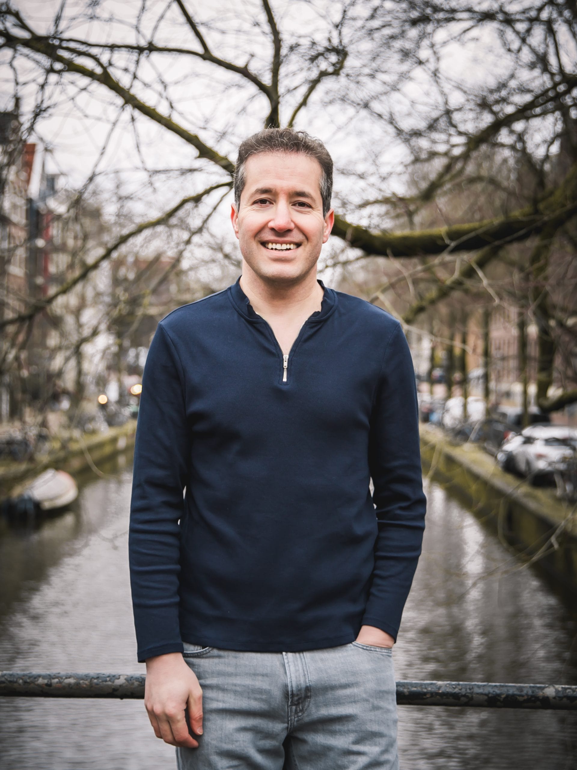 Farshad Bashir, lachend bij een gracht